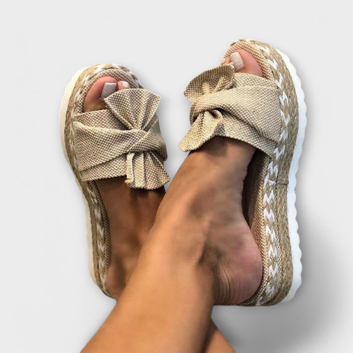 Gerlinde - Golden Plateau Sandals with Bow