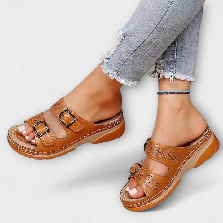 Gertrud - Pantofole in pelle con fibbie