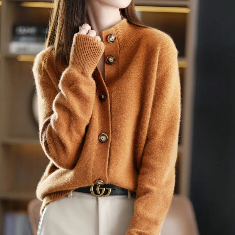Cardigan morbido in cashmere con bottoni