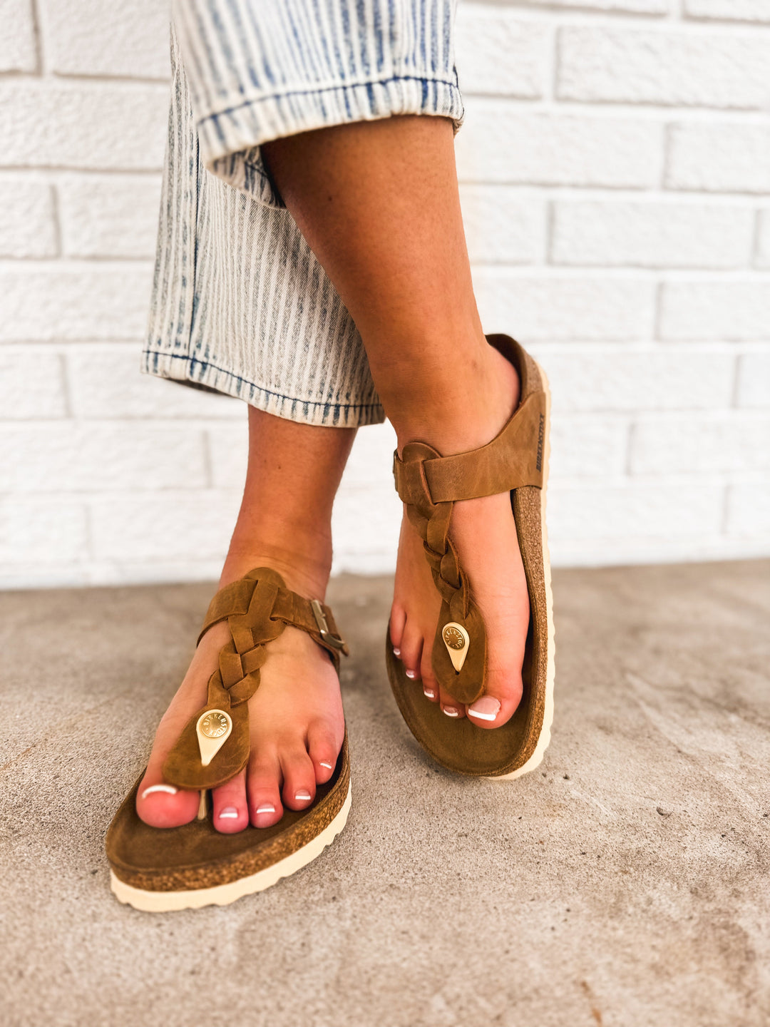 Sandalo Birkenstock Gizeh in pelle oliata intrecciata - Cognac