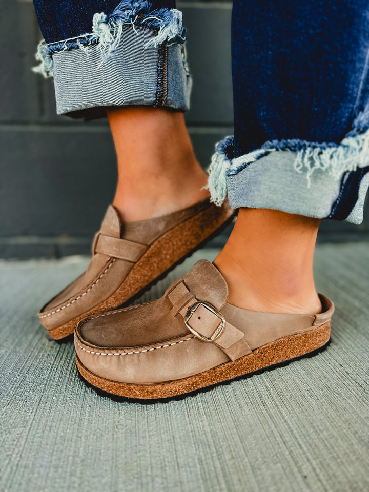 Zoccoli Birkenstock Buckley in pelle oliata - Tabacco marrone