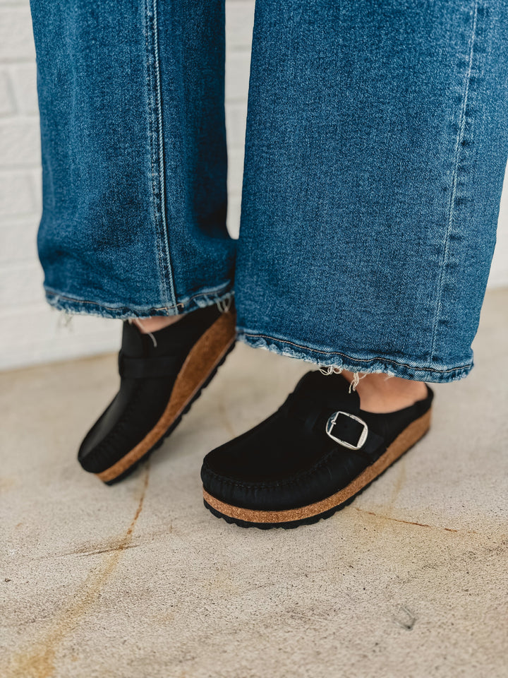 Zoccoli Birkenstock Buckley in pelle oliata da donna - Nero