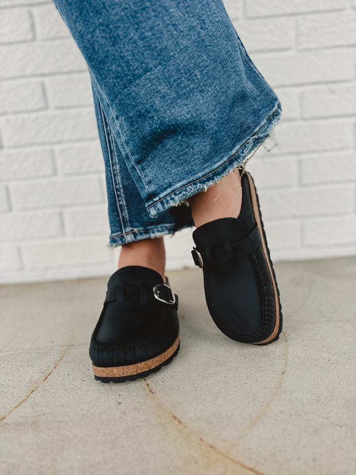 Zoccoli Birkenstock Buckley in pelle oliata da donna - Nero