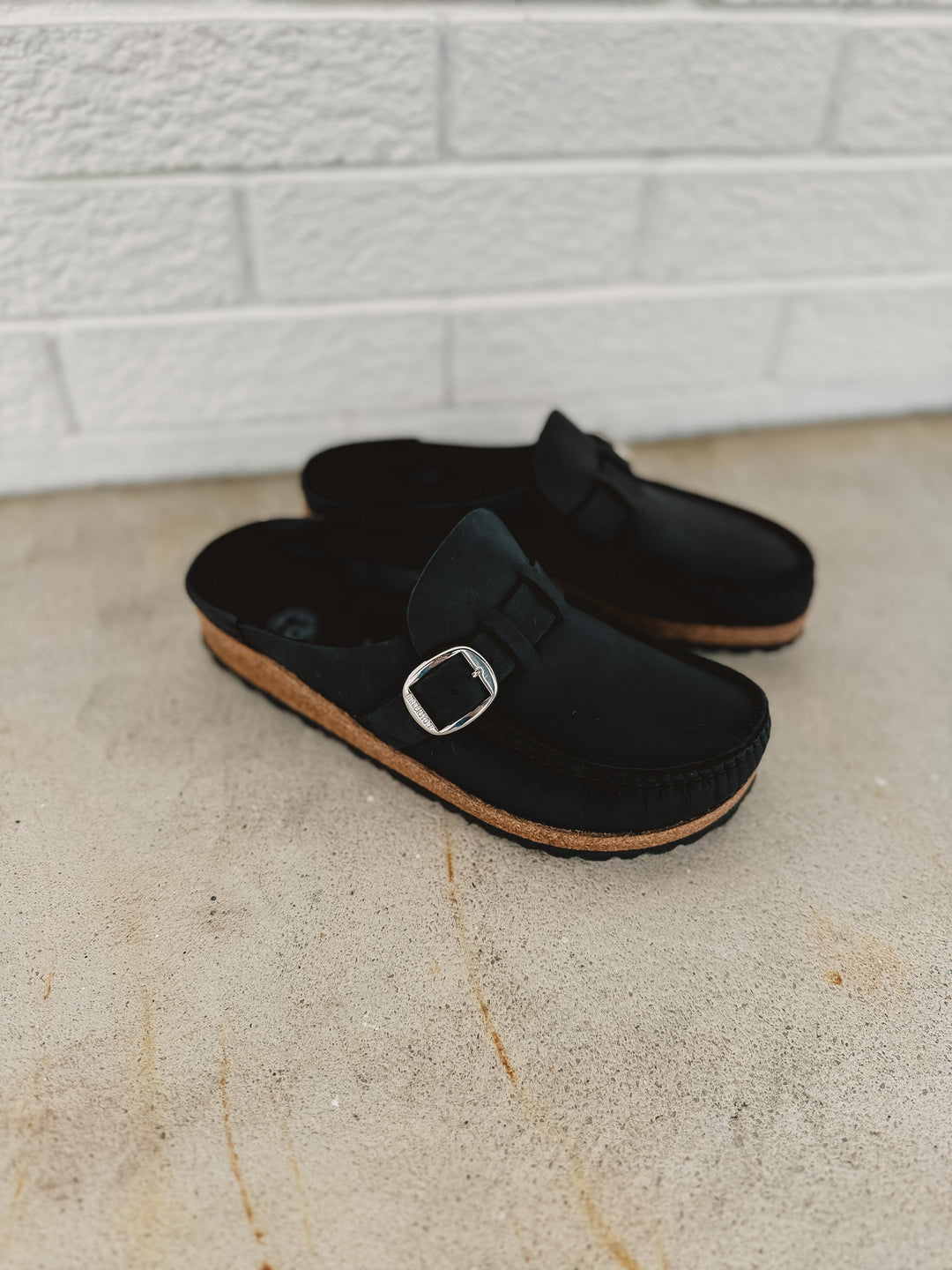Zoccoli Birkenstock Buckley in pelle oliata da donna - Nero