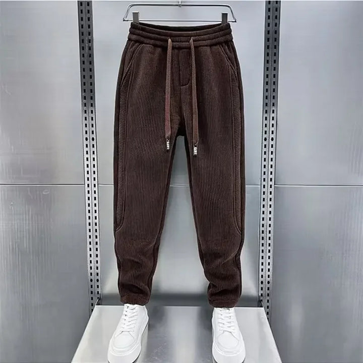 Pantaloni alla moda a coste