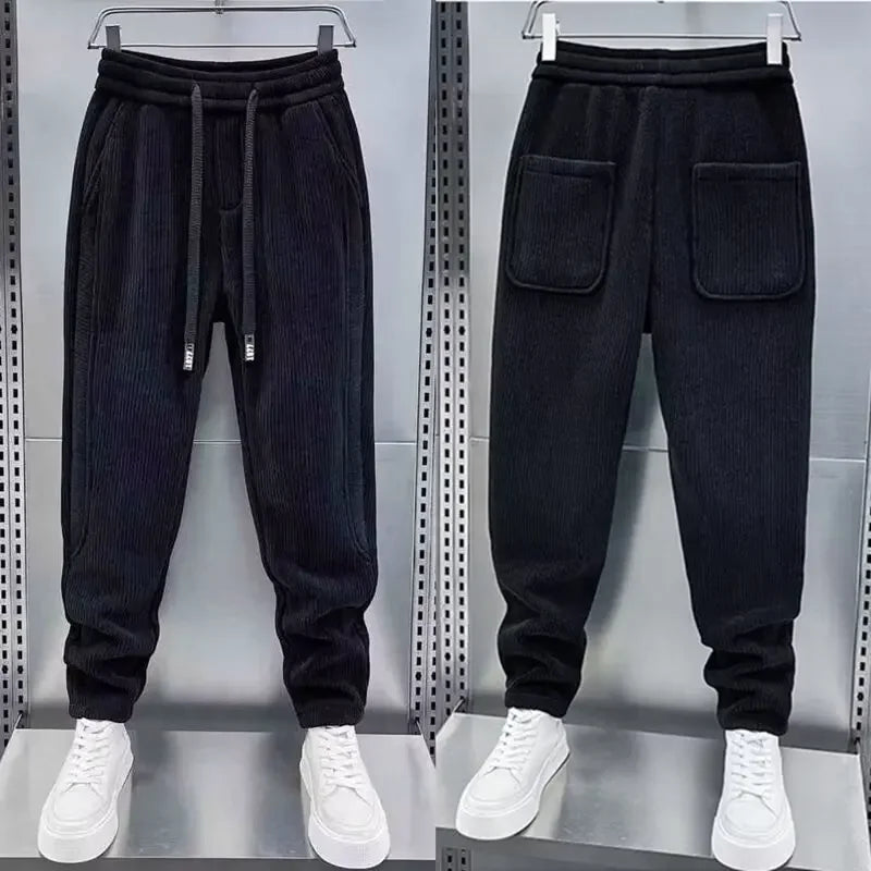 Pantaloni alla moda a coste