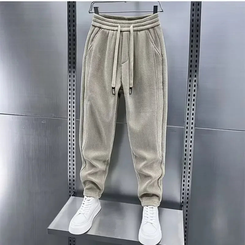 Pantaloni alla moda a coste
