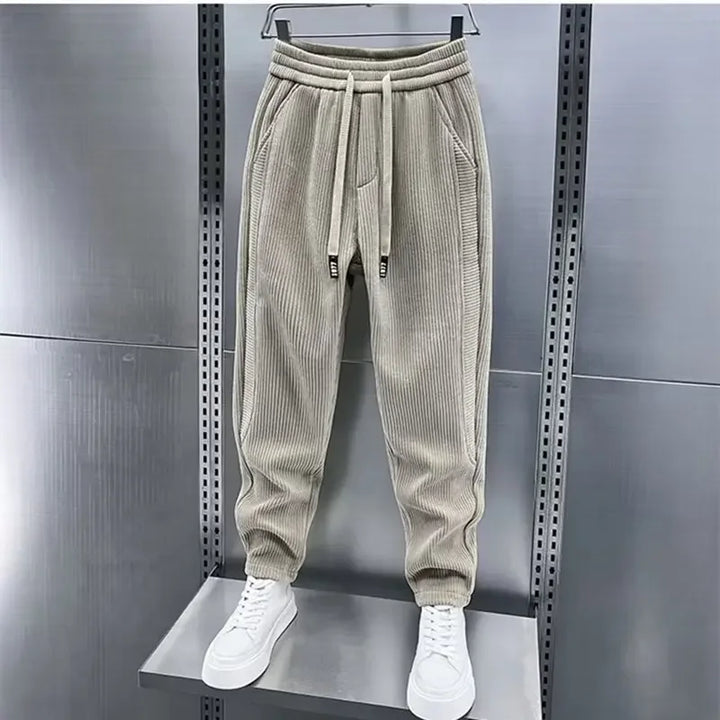 Pantaloni alla moda a coste