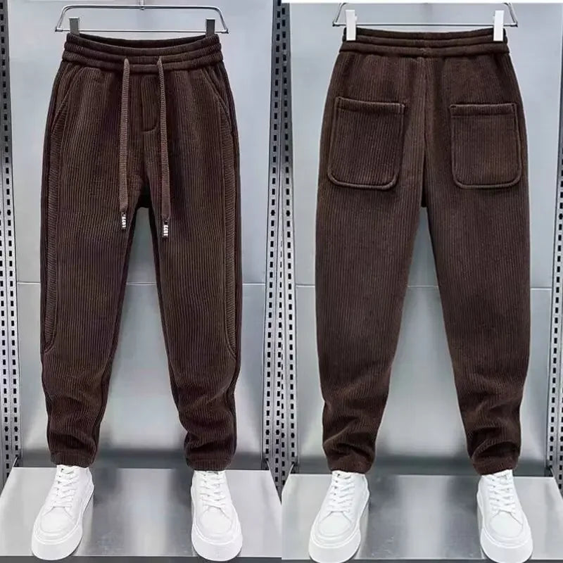 Pantaloni alla moda a coste