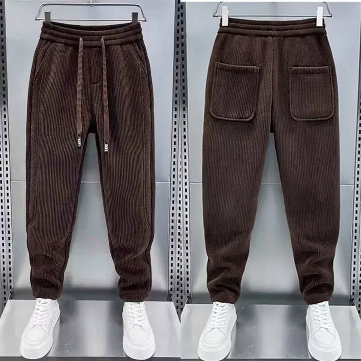 Pantaloni alla moda a coste