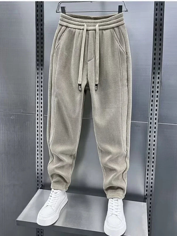 Pantaloni alla moda a coste