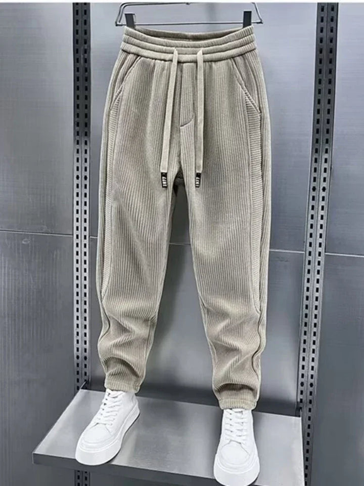 Pantaloni alla moda a coste