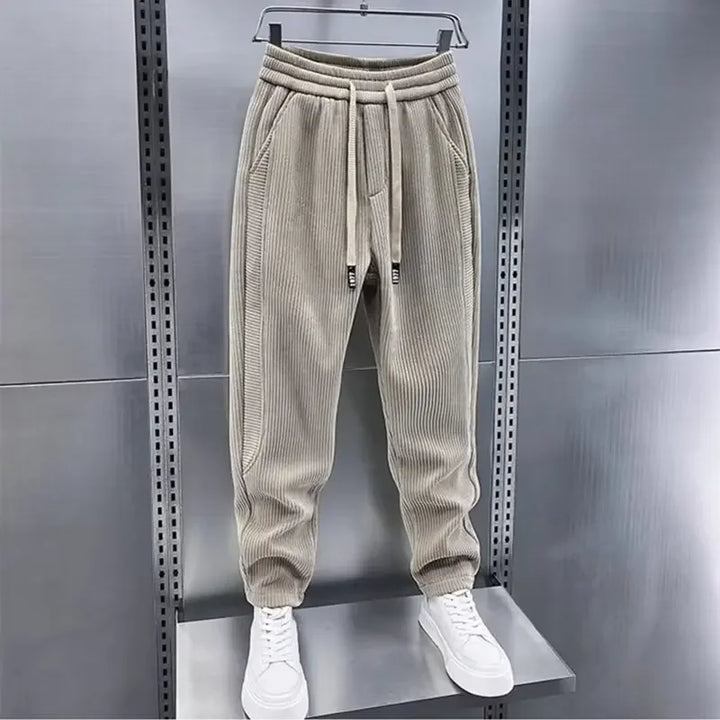 Pantaloni alla moda a coste