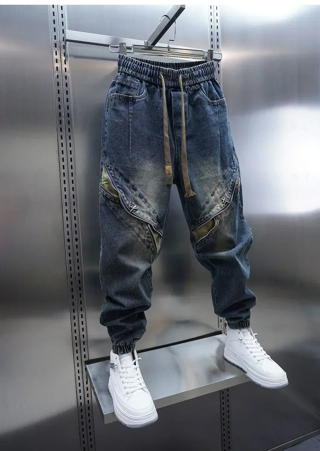 Pantaloni larghi in denim con cintura