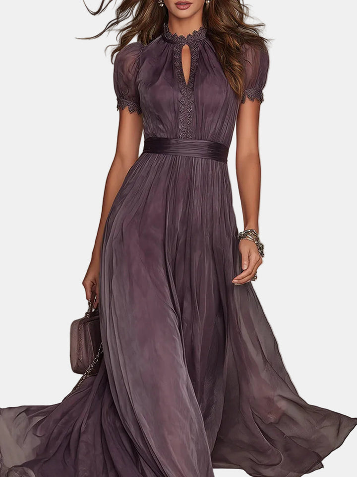 Flavia – Abito lungo viola con cut-out e finiture in pizzo