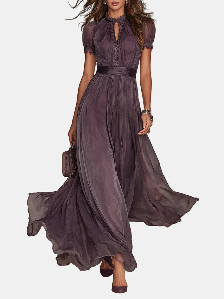 Flavia – Abito lungo viola con cut-out e finiture in pizzo