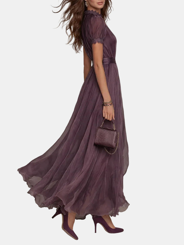 Flavia – Abito lungo viola con cut-out e finiture in pizzo