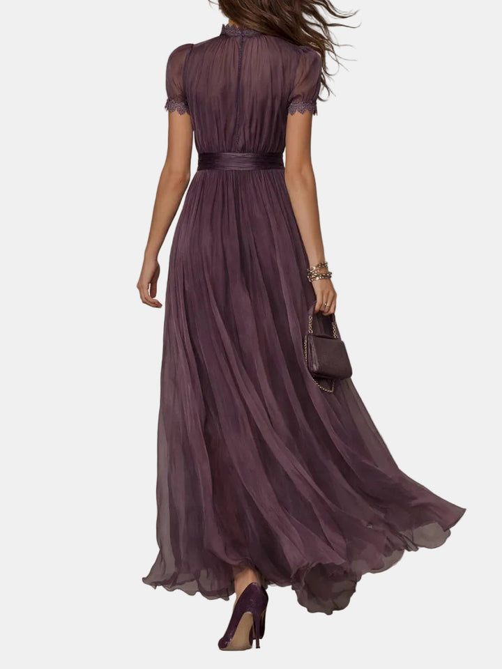Flavia – Abito lungo viola con cut-out e finiture in pizzo