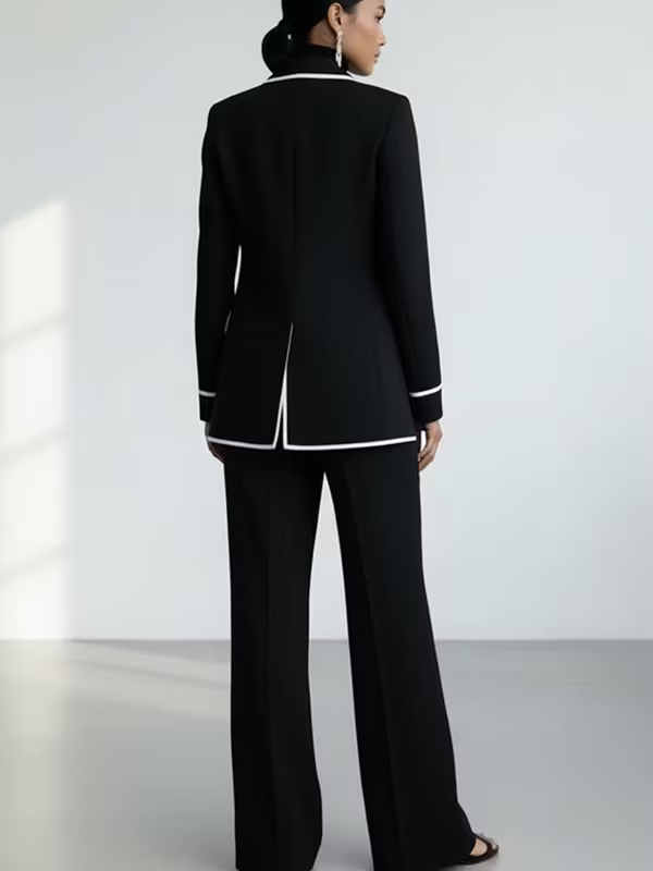 Completo due pezzi con blazer a contrasto con piping e pantaloni a gamba larga neri