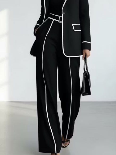 Completo due pezzi con blazer a contrasto con piping e pantaloni a gamba larga neri