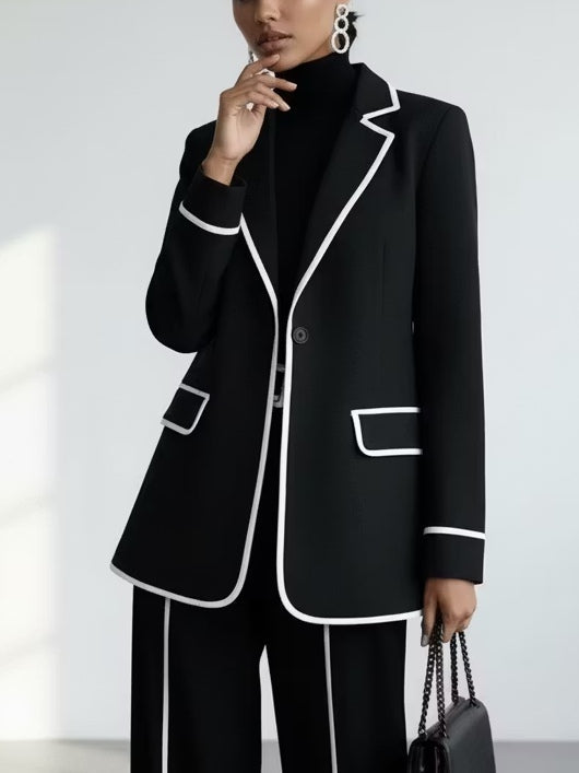 Completo due pezzi con blazer a contrasto con piping e pantaloni a gamba larga neri