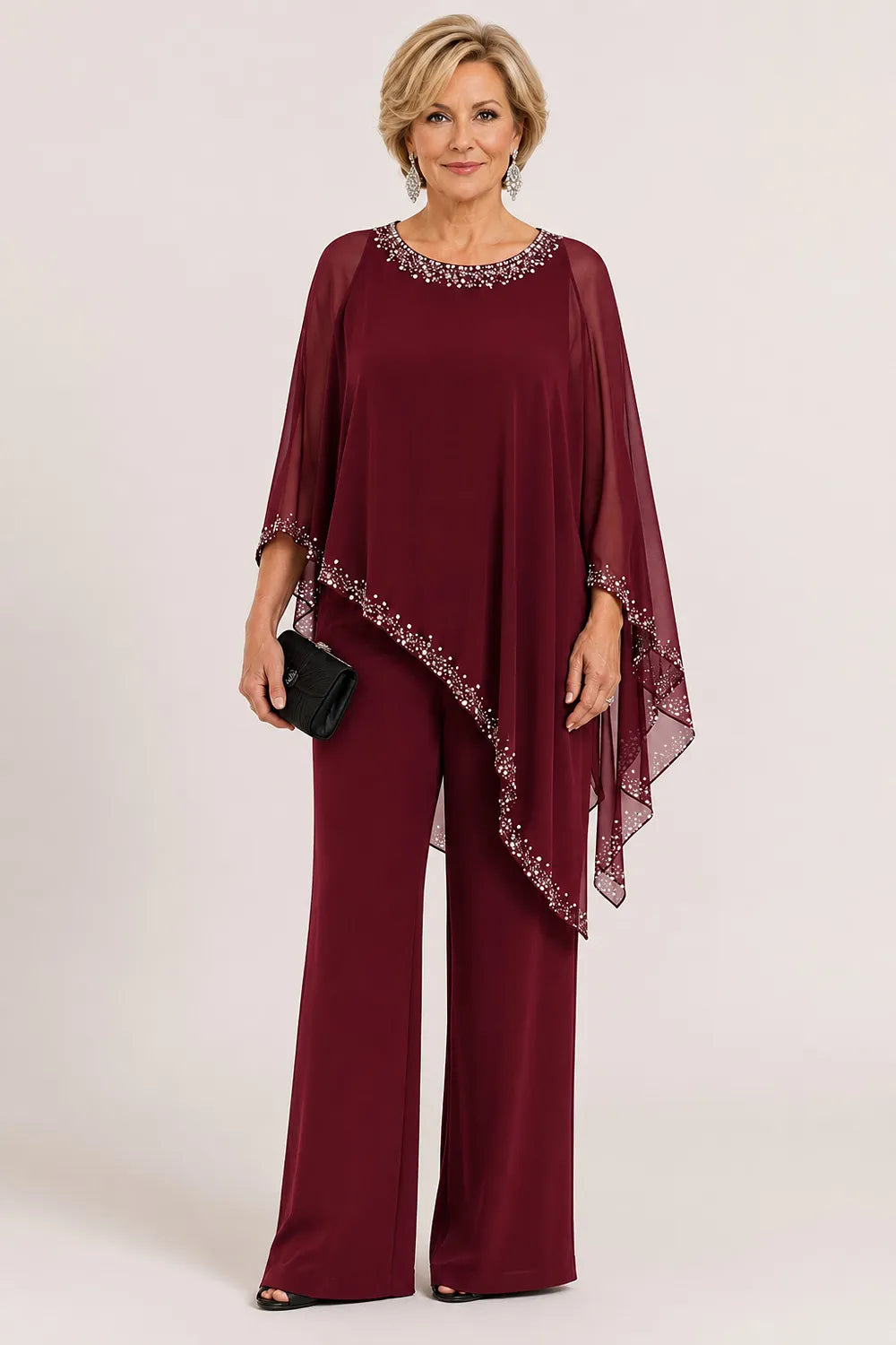 Completo elegante con pantaloni a gamba larga e mantella in chiffon con perline