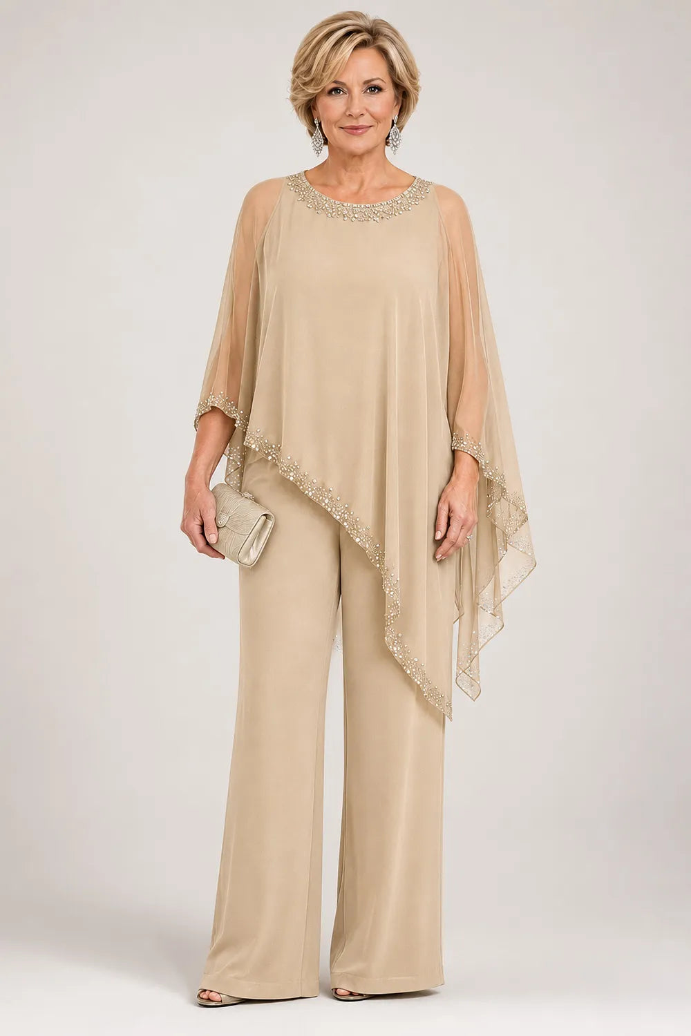 Completo elegante con pantaloni a gamba larga e mantella in chiffon con perline