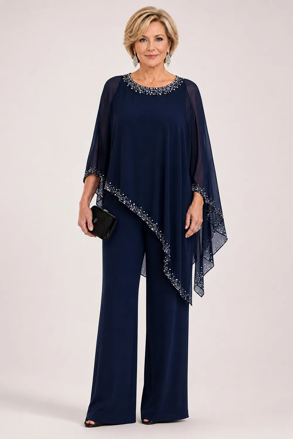 Completo elegante con pantaloni a gamba larga e mantella in chiffon con perline
