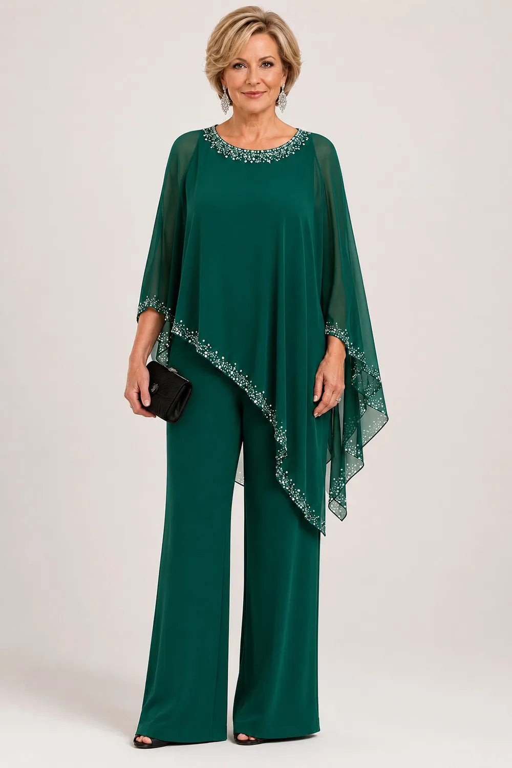 Completo elegante con pantaloni a gamba larga e mantella in chiffon con perline