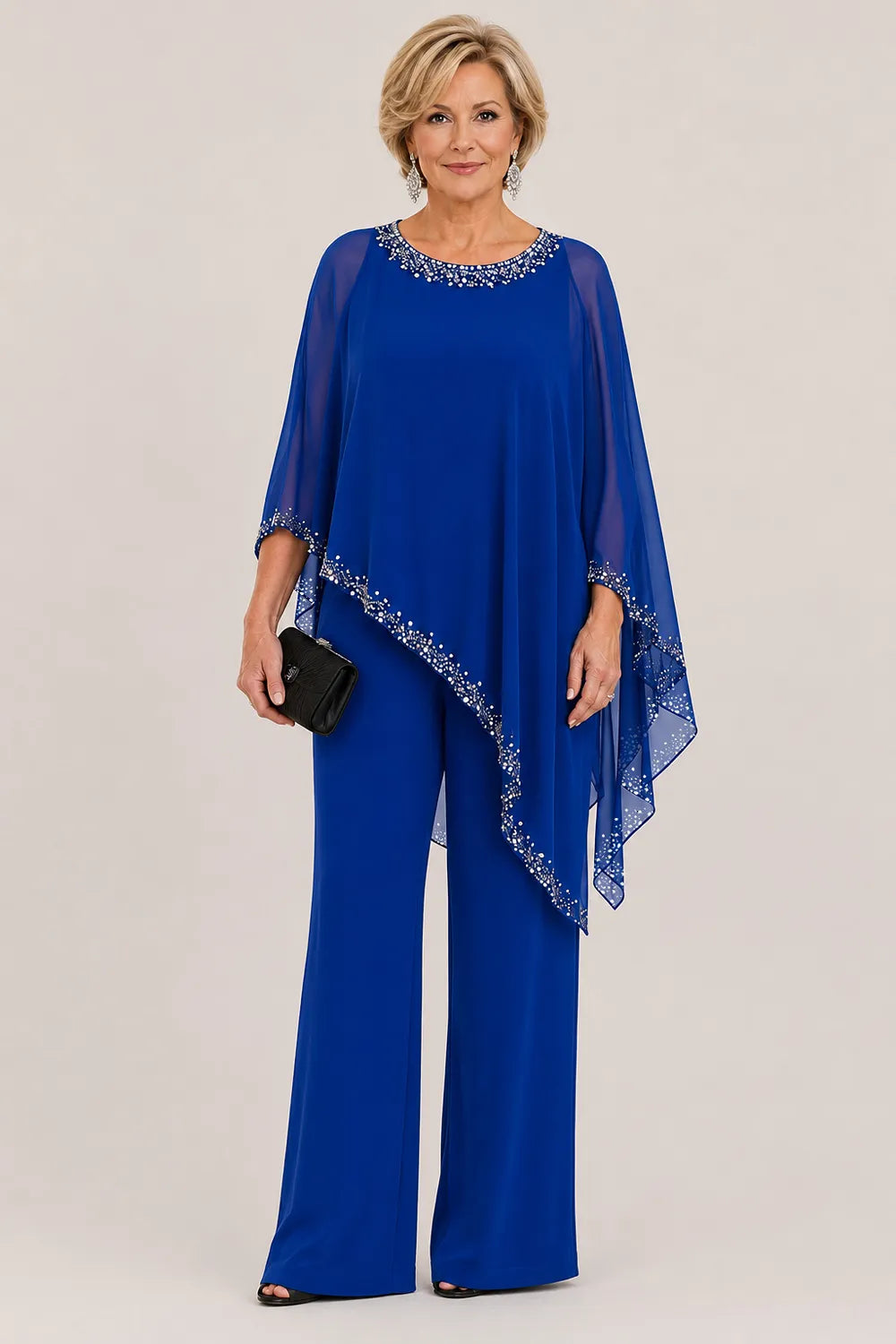 Completo elegante con pantaloni a gamba larga e mantella in chiffon con perline