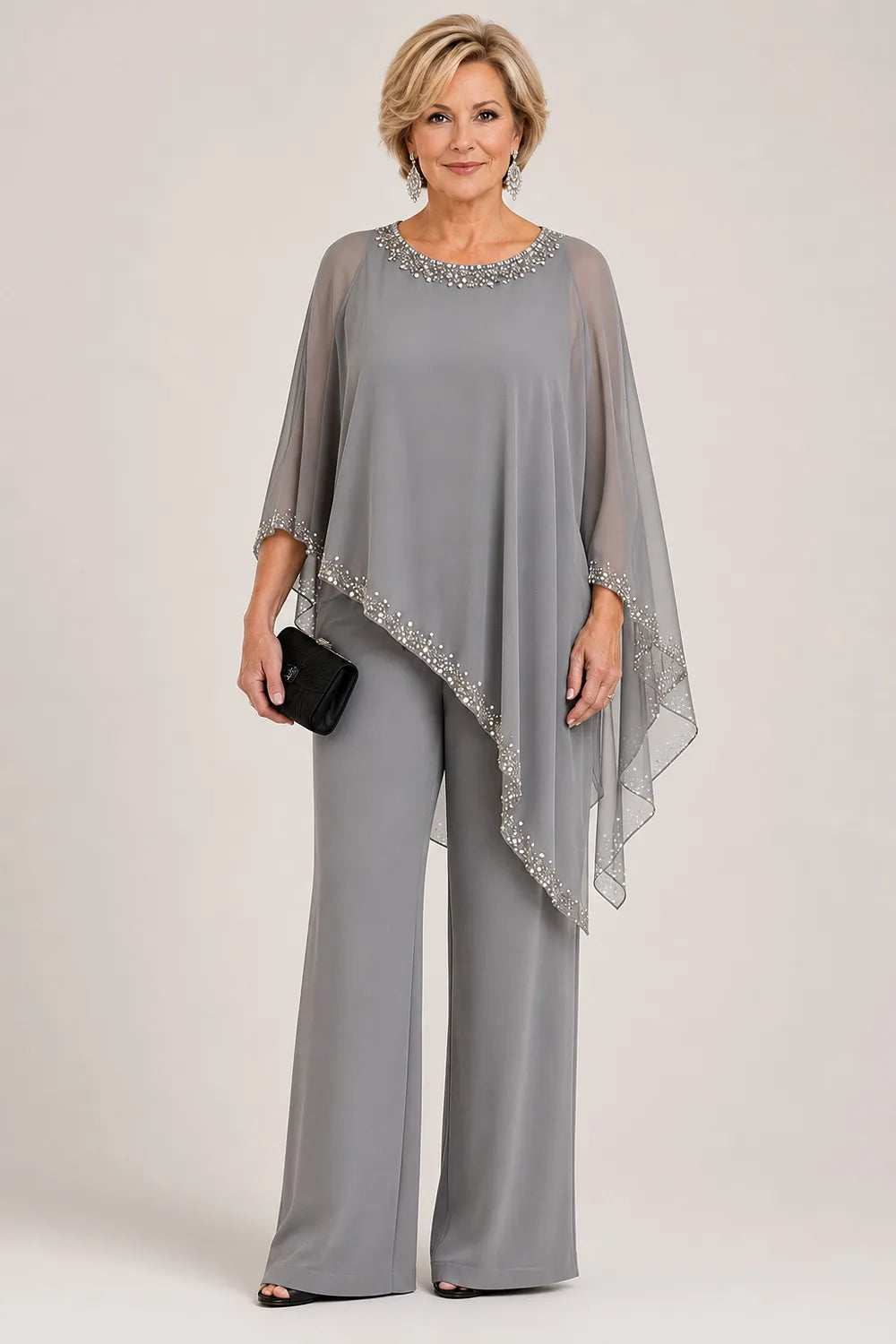 Completo elegante con pantaloni a gamba larga e mantella in chiffon con perline