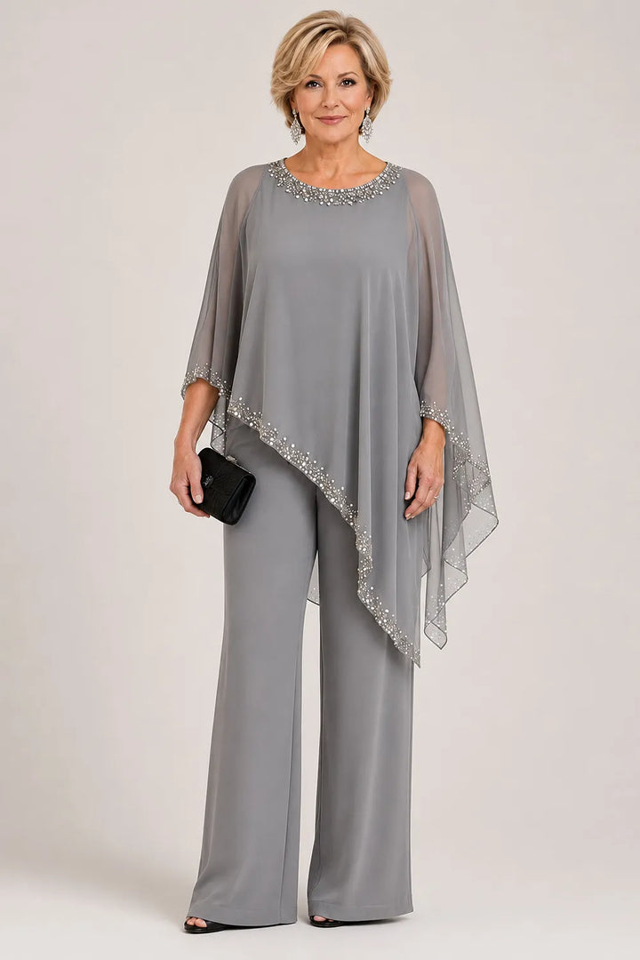 Completo elegante con pantaloni a gamba larga e mantella in chiffon con perline