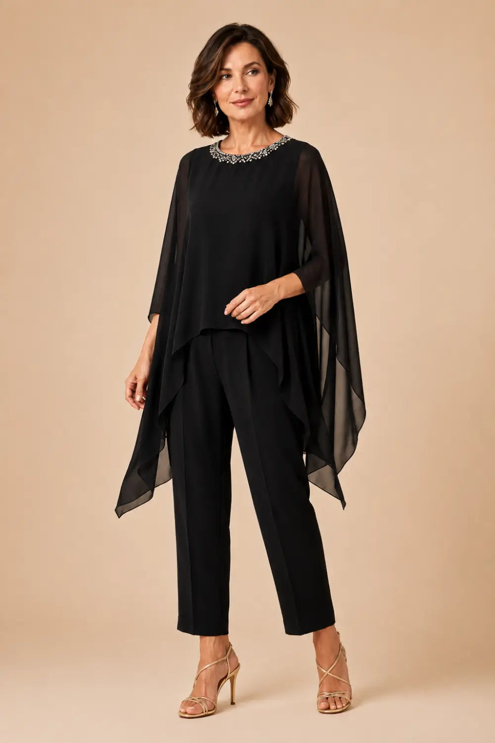 Tailleur pantalone con cappa asimmetrica in chiffon ricamato