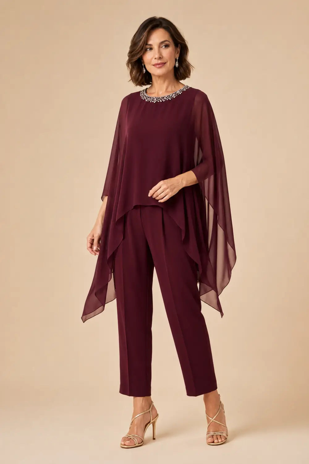Tailleur pantalone con cappa asimmetrica in chiffon ricamato