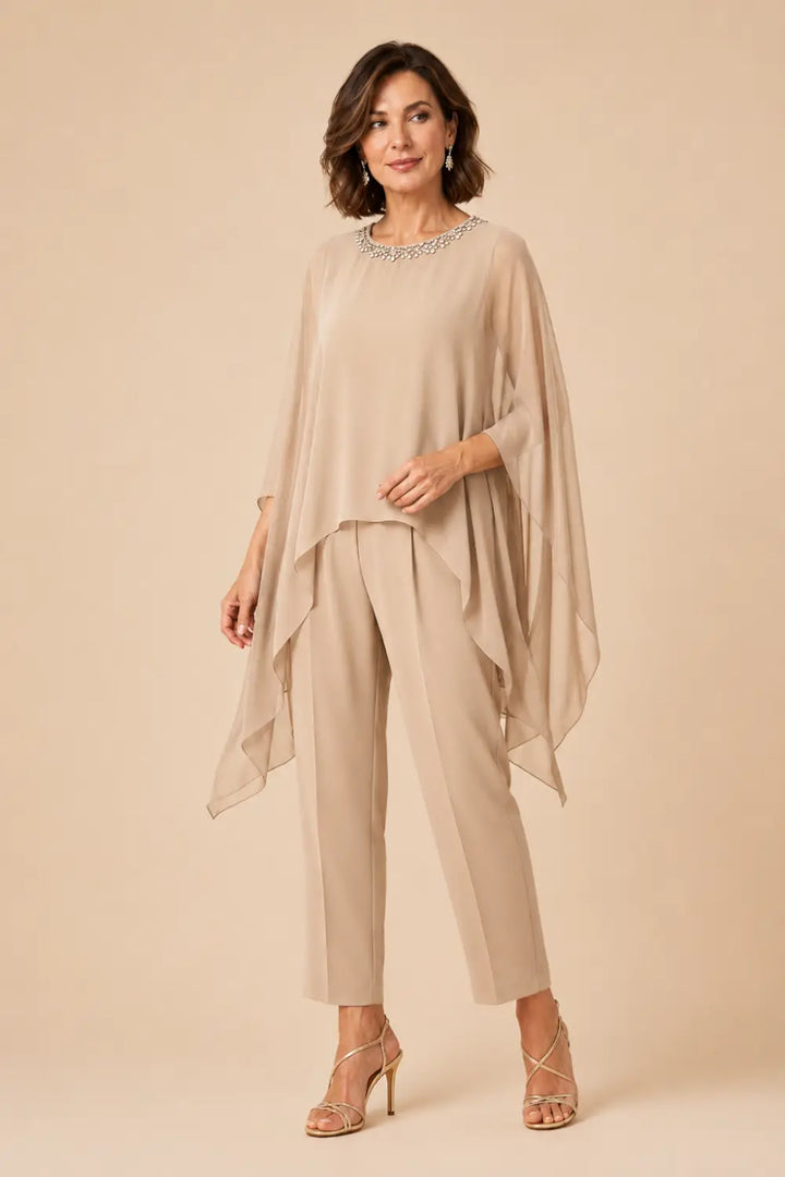 Tailleur pantalone con cappa asimmetrica in chiffon ricamato