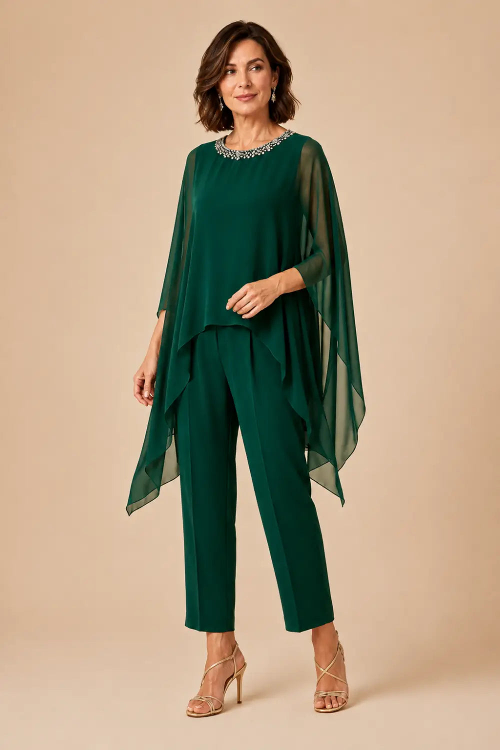 Tailleur pantalone con cappa asimmetrica in chiffon ricamato