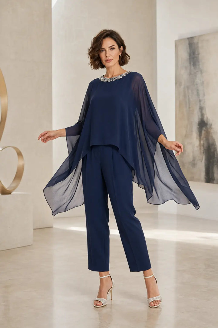 Tailleur pantalone con cappa asimmetrica in chiffon ricamato
