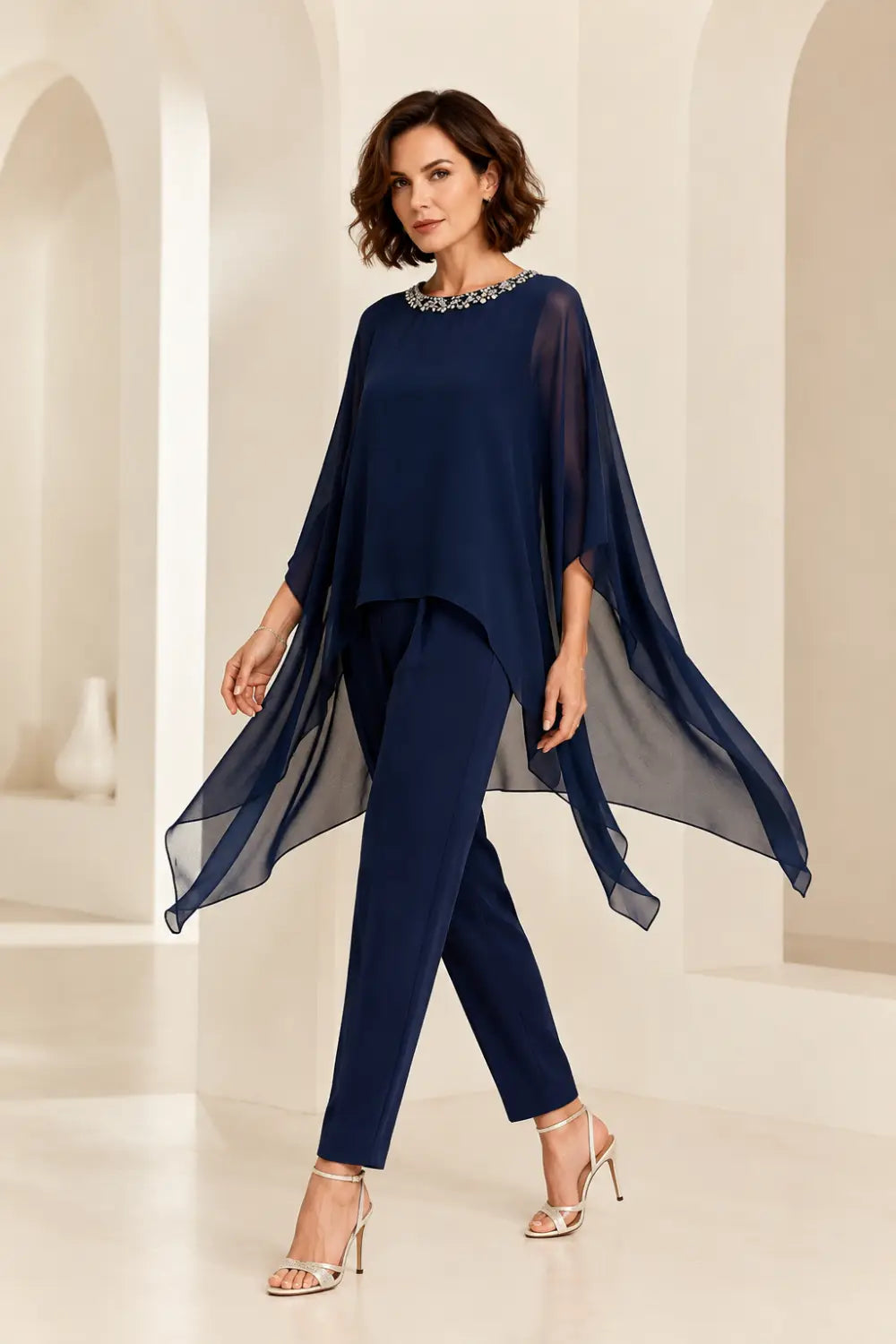 Tailleur pantalone con cappa asimmetrica in chiffon ricamato