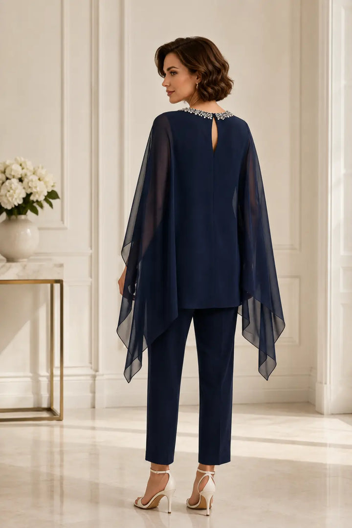 Tailleur pantalone con cappa asimmetrica in chiffon ricamato