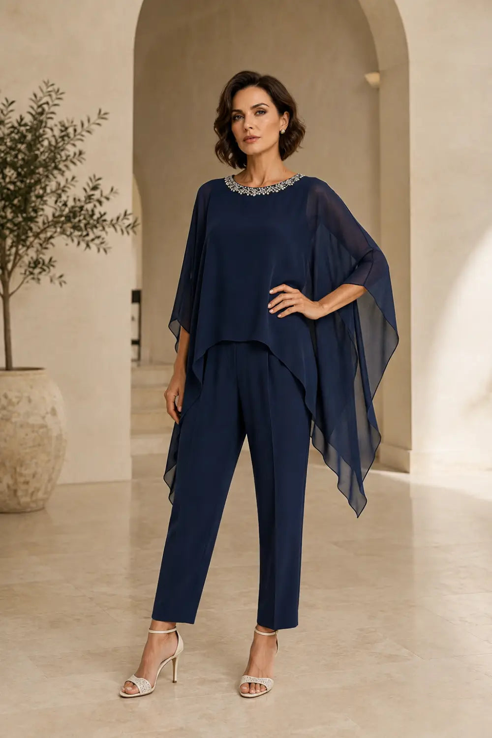Tailleur pantalone con cappa asimmetrica in chiffon ricamato