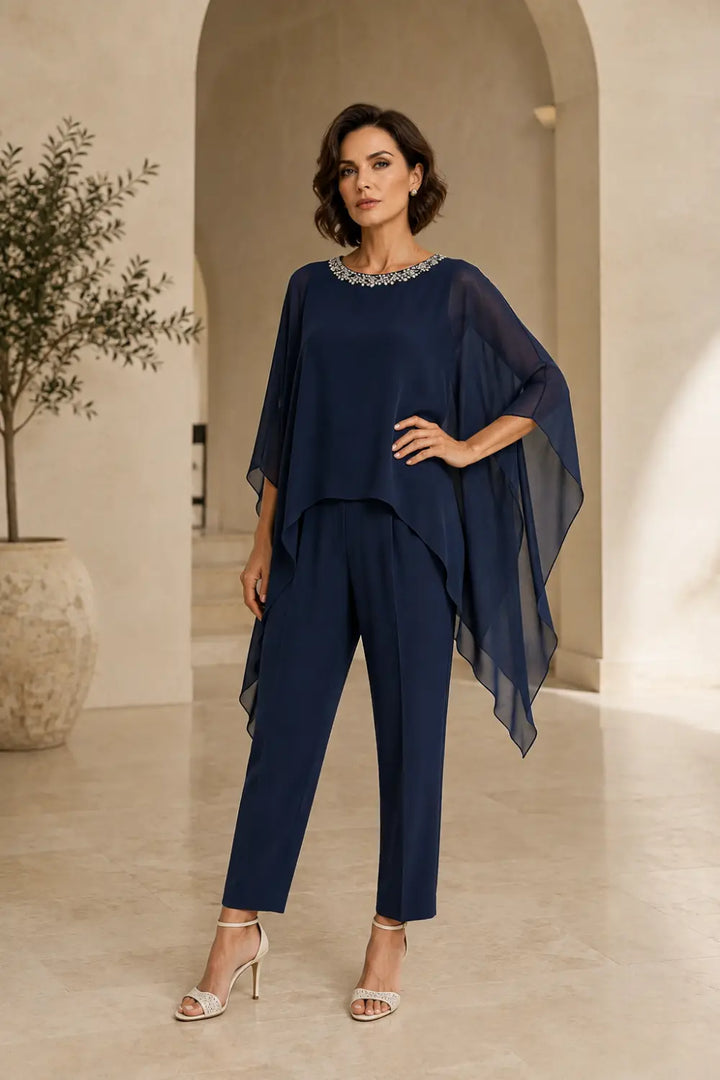 Tailleur pantalone con cappa asimmetrica in chiffon ricamato