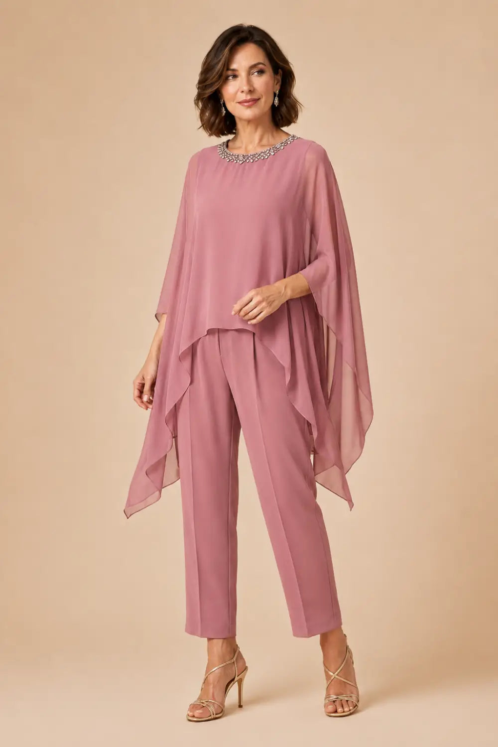 Tailleur pantalone con cappa asimmetrica in chiffon ricamato