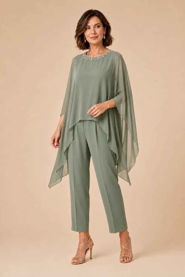 Tailleur pantalone con cappa asimmetrica in chiffon ricamato