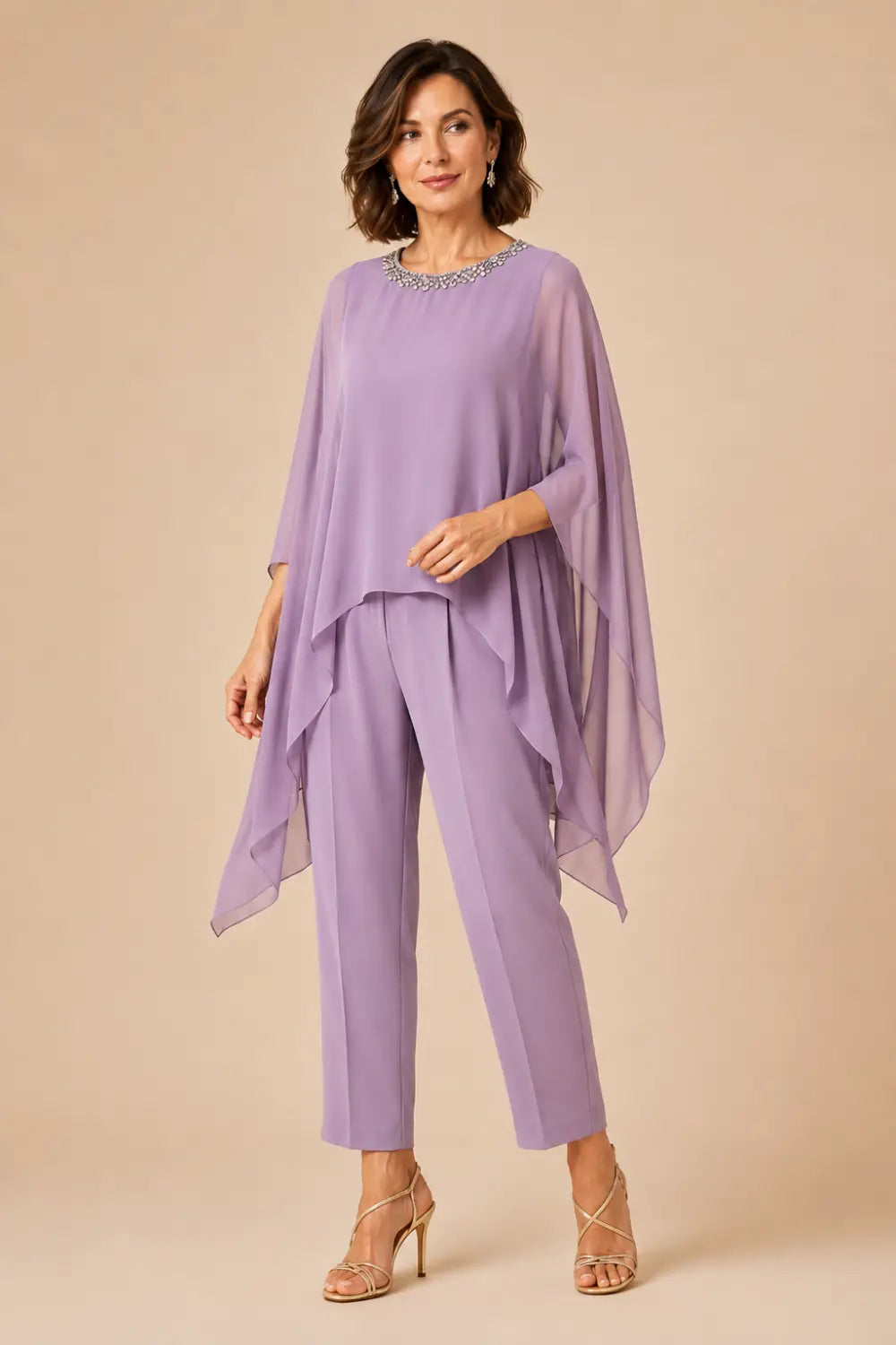 Tailleur pantalone con cappa asimmetrica in chiffon ricamato