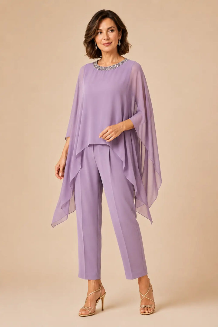 Tailleur pantalone con cappa asimmetrica in chiffon ricamato