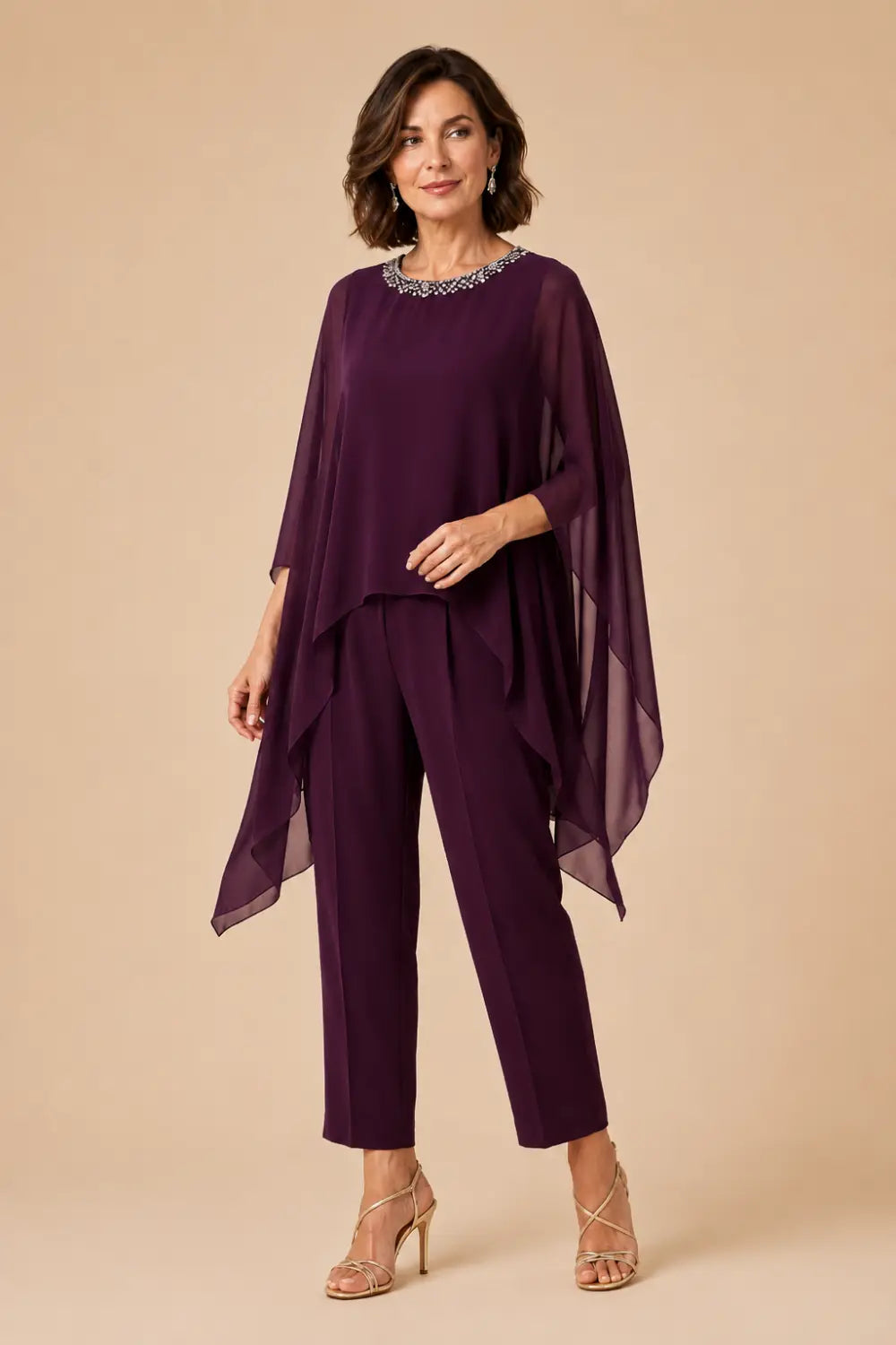 Tailleur pantalone con cappa asimmetrica in chiffon ricamato