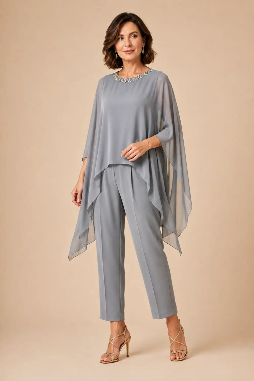 Tailleur pantalone con cappa asimmetrica in chiffon ricamato