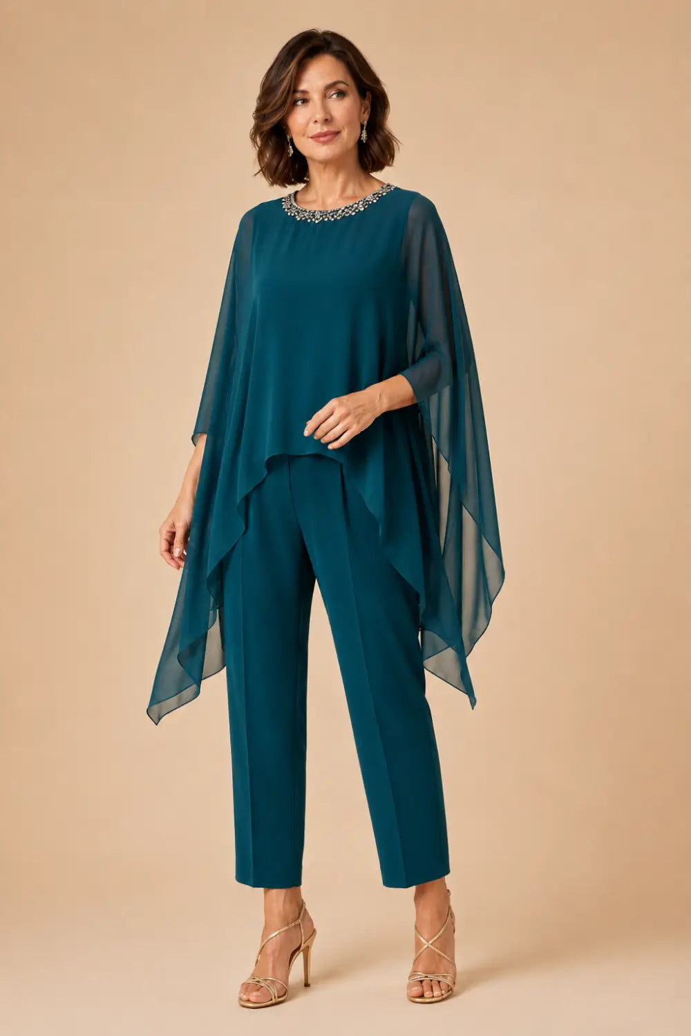 Tailleur pantalone con cappa asimmetrica in chiffon ricamato