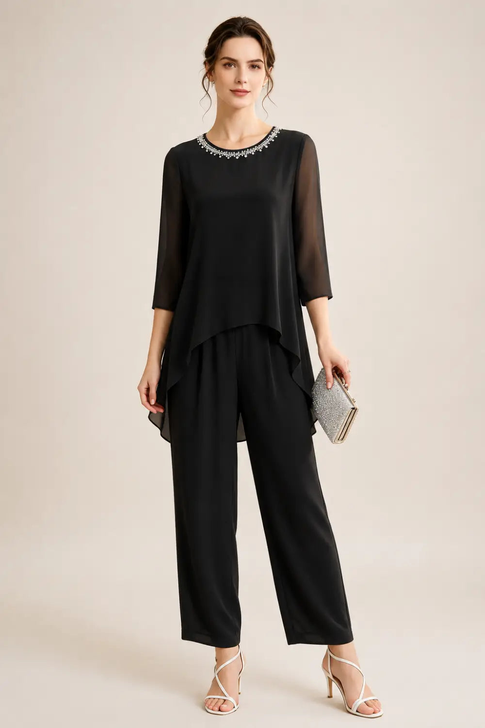Tailleur pantalone con cappa in chiffon ricamato e pantaloni a gamba larga
