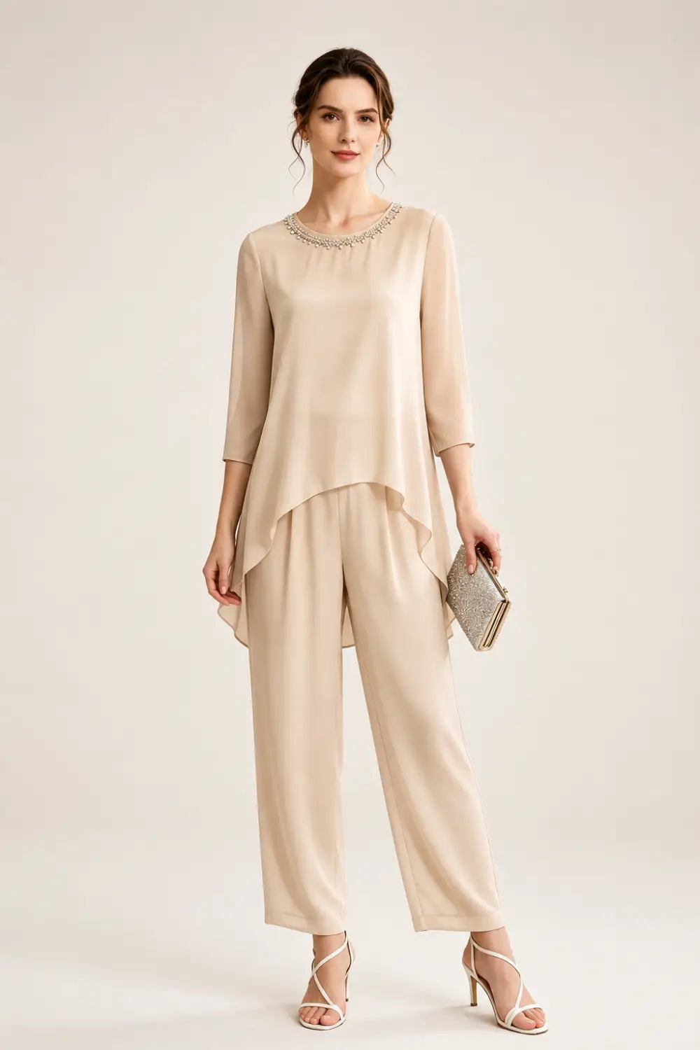 Tailleur pantalone con cappa in chiffon ricamato e pantaloni a gamba larga